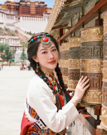 Phước Đức & Công Đức: Hai Dòng Năng Lượng Nuôi Dưỡng Tâm – Thân Trên Hành Trình Tỉnh Thức