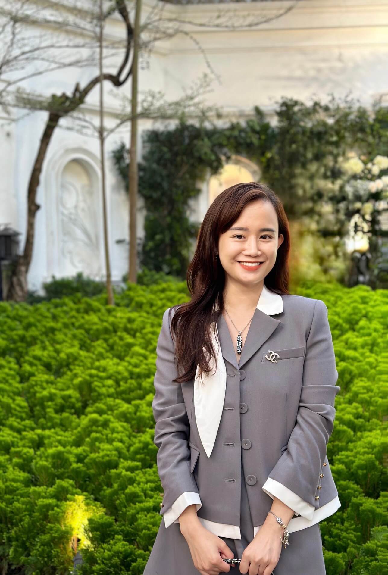 Chị Trang làm Vietcombank đeo Dzi Tây Tạng của Mật Phẩm Linh Dzi