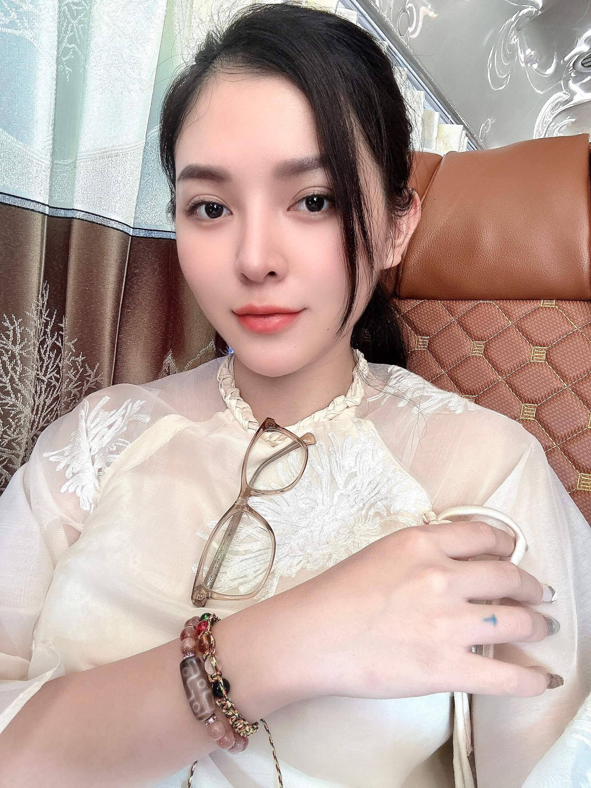 Ảnh chị Hoàng Ý đeo Dzi Tây Tạng của Mật Phẩm Linh Dzi