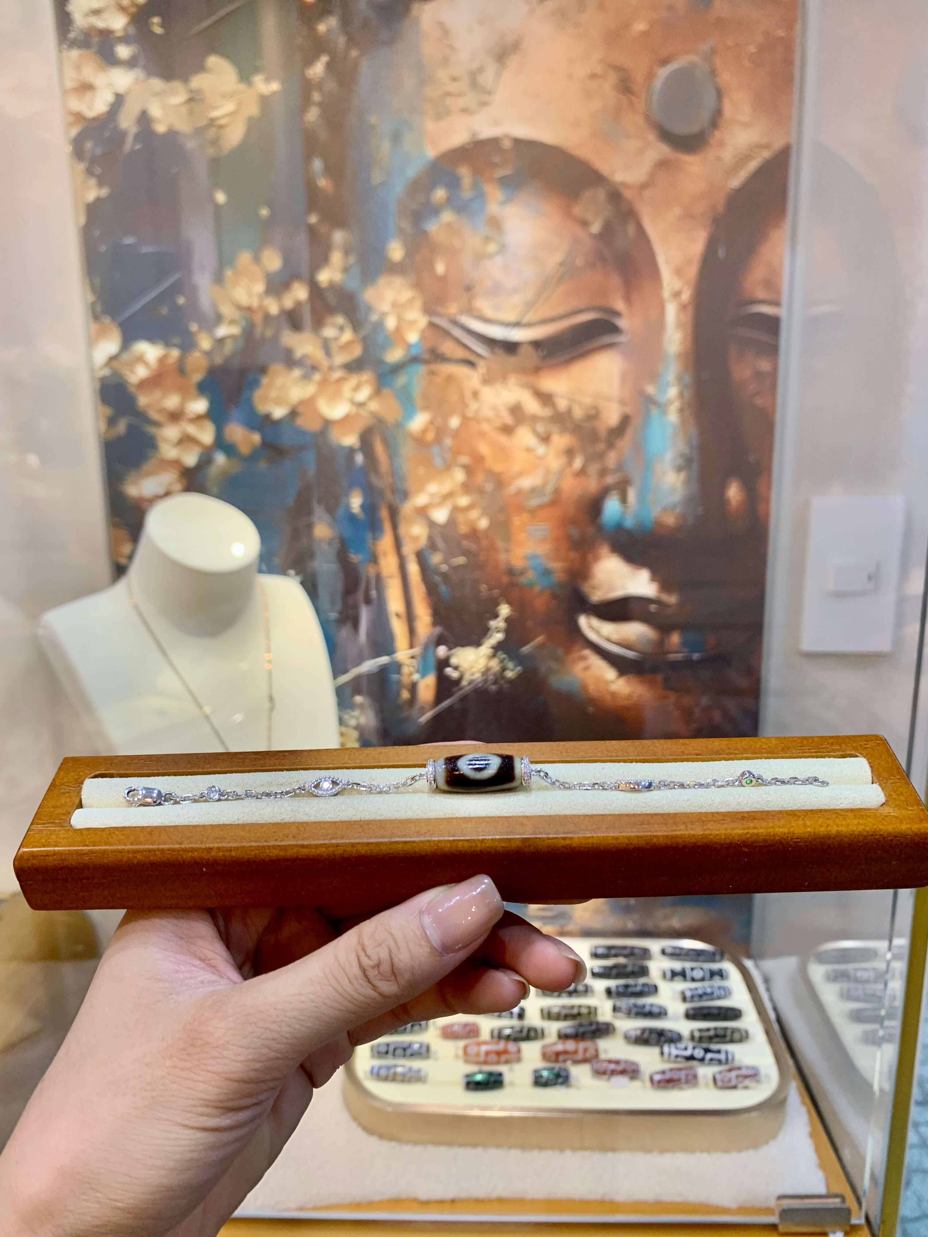 Ảnh dây chuyền mặt Dzi tại cửa hàng Mật Phẩm Linh Dzi