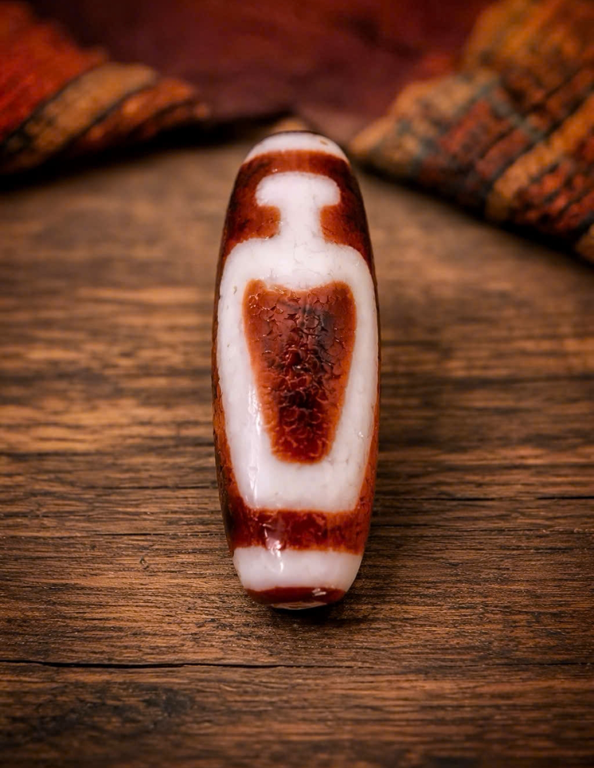 Dzi Bảo Bình mang ý nghĩa tích luỹ và giữ tài lộc, nuôi dưỡng năng lượng bên trong, gia tăng phúc khí