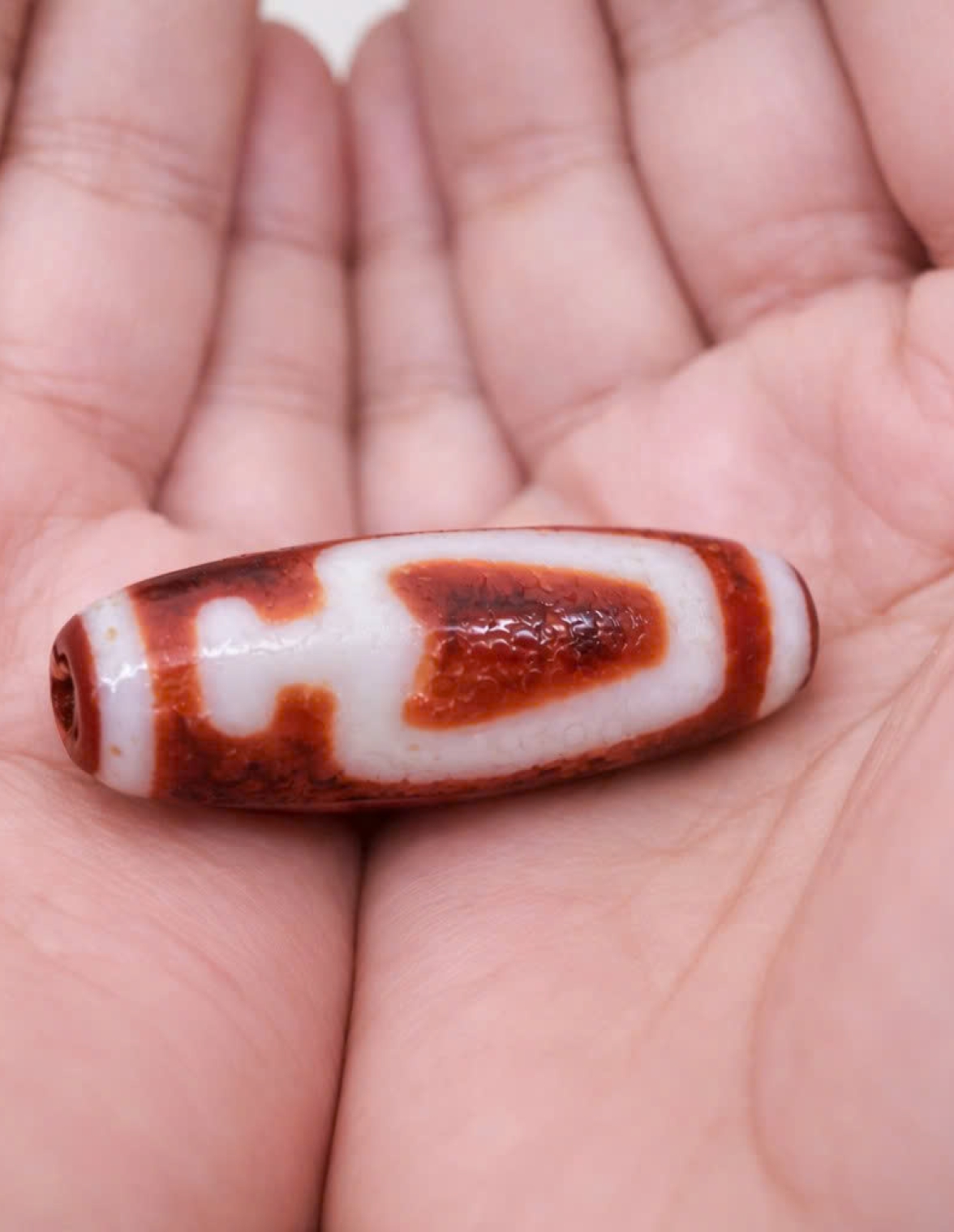 Dzi Bảo Bình mang ý nghĩa tích luỹ và giữ tài lộc, nuôi dưỡng năng lượng bên trong, gia tăng phúc khí