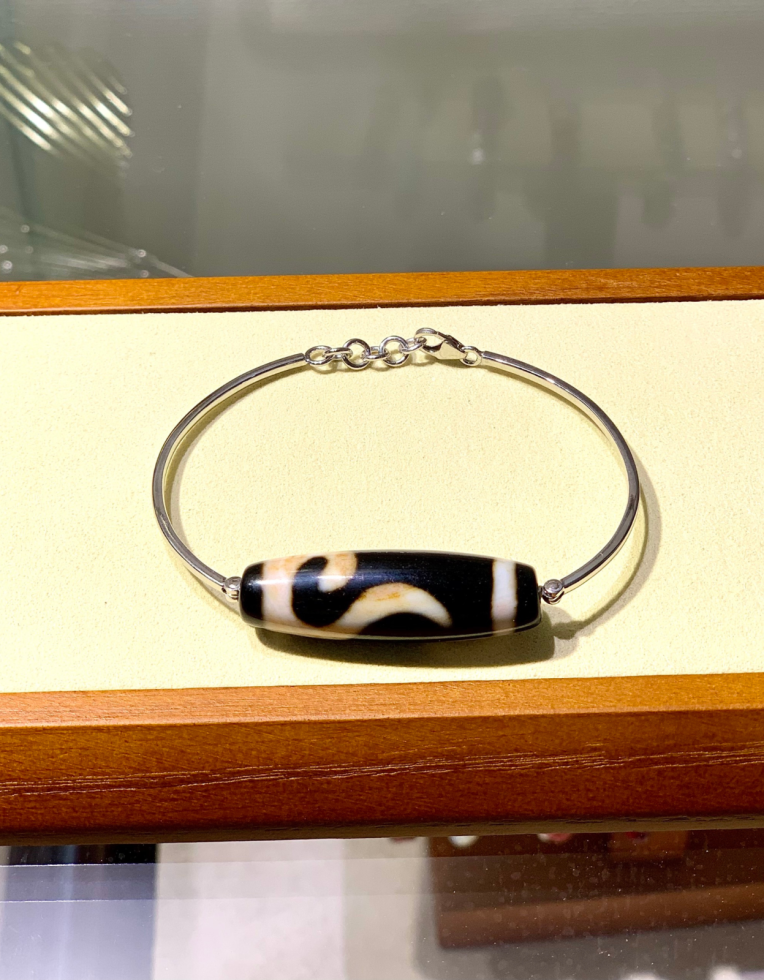  Vòng tay Dzi Móc Câu Như Ý 