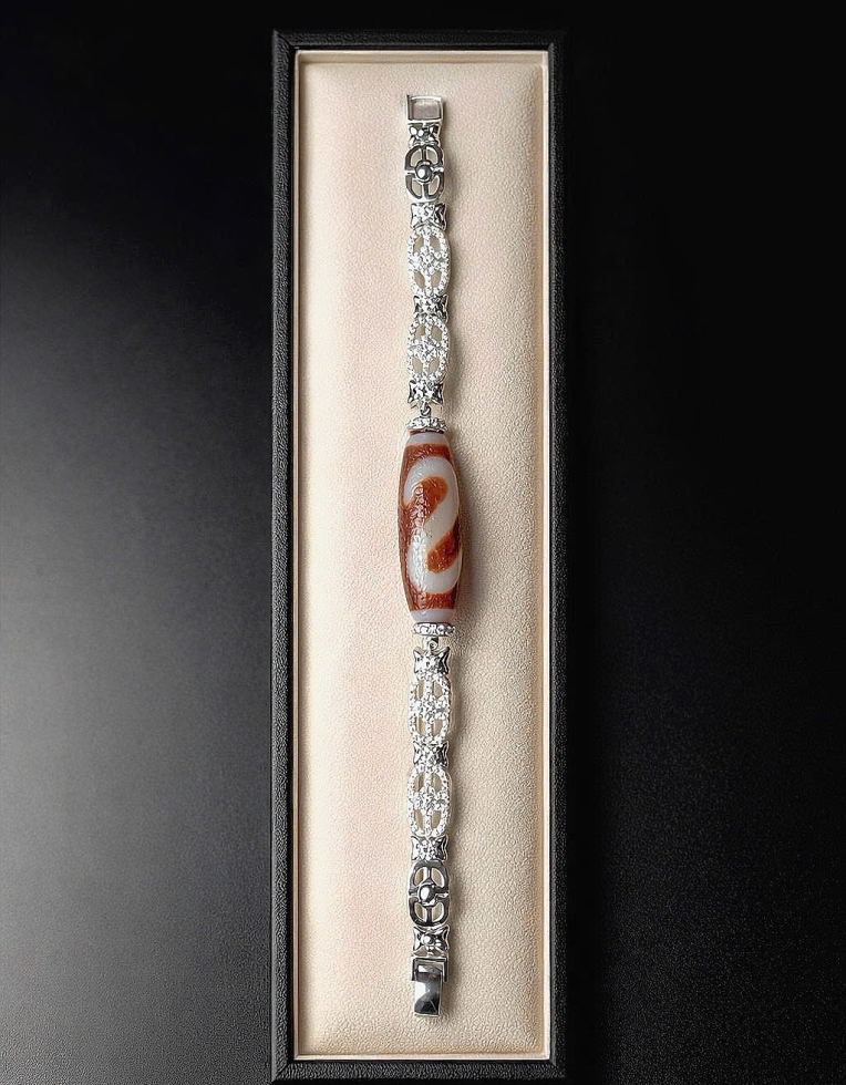 Vòng tay Dzi Móc Câu Đỏ